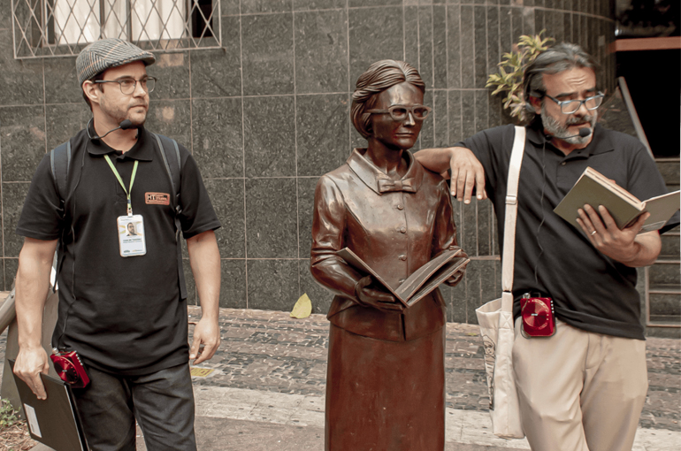 Estátua da Henriqueta Lisboa (1901–1985), criada pelo escultor Léo Santana, em bronze e em tamanho natural. A estátua está localizada na rua Pernambuco, 1.332, no bairro Funcionários